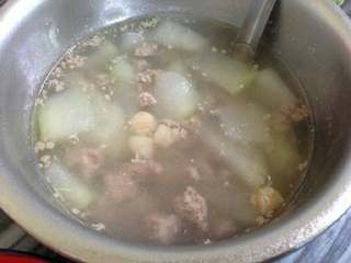 干贝肉碎冬瓜汤,焖一会以后冬瓜就会全都呈现半透状。这样的冬瓜不会太烂。