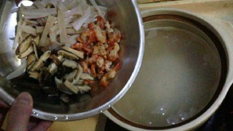 潮汕砂锅粥, 一起放入所有备好的干货。 