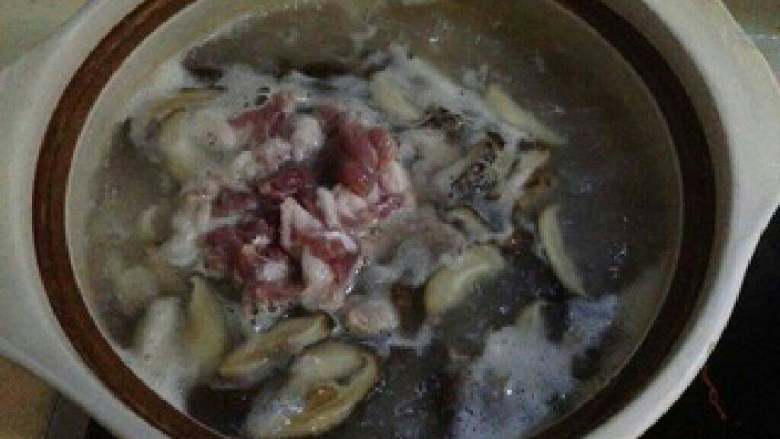 潮汕砂锅粥,大米和干货煮15分钟后加入鲜肉。