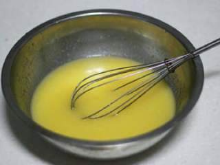 教你做简单的桃酥,搅拌均匀。如果没有手工打蛋器，用筷子也可以，多搅拌一会儿