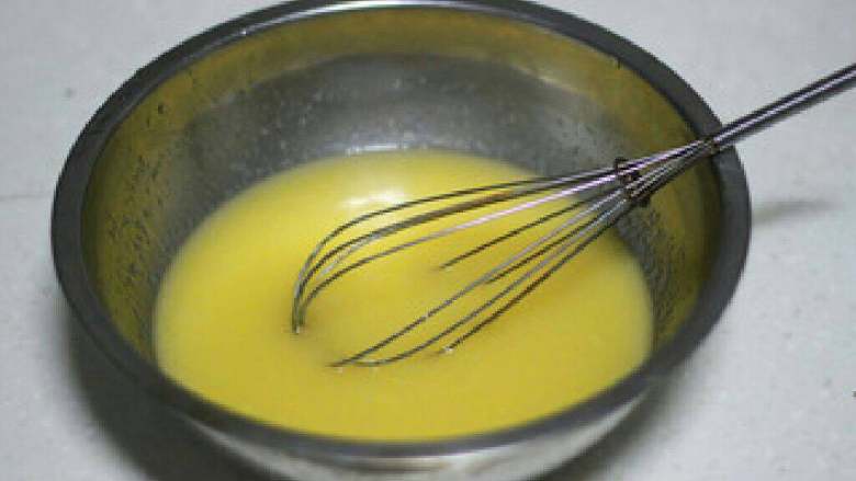 教你做简单的桃酥,搅拌均匀。如果没有手工打蛋器，用筷子也可以，多搅拌一会儿