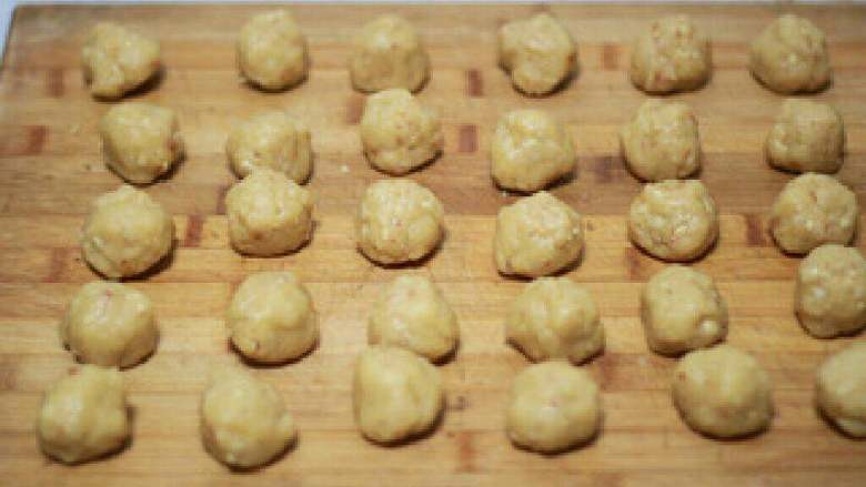 教你做简单的桃酥,团成一个个小圆团