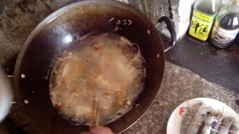 油炸海兔,锅里倒入适量的油   等油热了之后  把处理好的海兔放里炸   炸至金黄色捞出