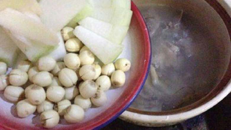 冬瓜老鸭汤,煮开后小火煲1小时后放入莲子、冬瓜和姜片。