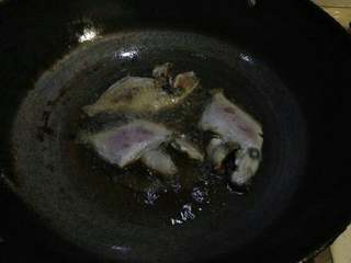 煎煮剥皮鱼,锅内热油，放入鱼，两面煎至金黄。