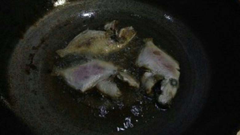 煎煮剥皮鱼,锅内热油，放入鱼，两面煎至金黄。