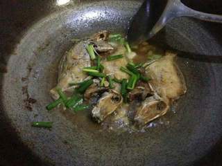 煎煮剥皮鱼, 最后洒入葱花即可出锅。