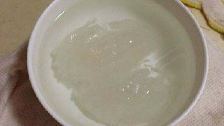 阿胶鲜奶炖燕窝,泡进清水7-8小时，其实主要还看你的燕窝，有些发得快的就不用这么长时间。