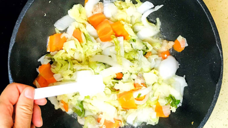 五花肉炖白菜,一直翻炒至白菜恹恹后，加入盐调味