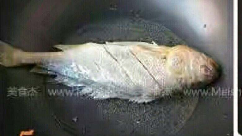 雪菜烧黄鱼,
平底煎锅中倒油烧热，然后放鱼，煎至两面金黄