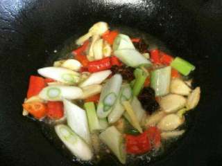 【原创】年年有余,锅留底油，放入葱姜蒜，红辣椒，八角爆香，放入煎好的鱼