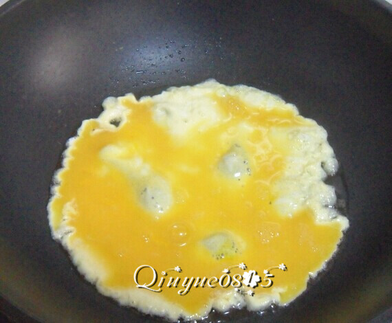 三合一面,油热，倒入搅匀的鸡蛋液，翻炒出锅。