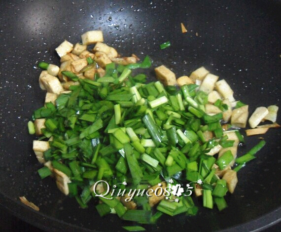 三合一面,放一点盐、生抽或酱油，放韭菜炒。