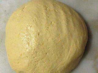 金色南瓜饼,把糯米粉和糖倒入南瓜泥中，耐心地揉面成团；
