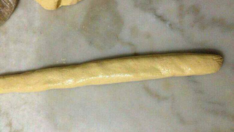 金色南瓜饼,搓长条