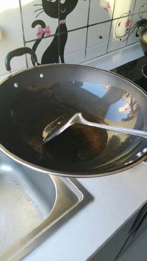 家炖土鸡,锅中放油，油热后，放入白糖，中小火将白糖化开