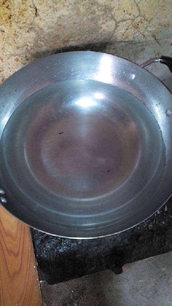 紫菜蛋花汤,锅内放清水