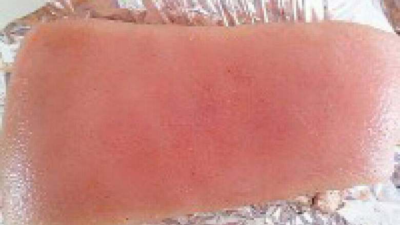 脆皮烧肉,  用一块锡纸把肉的一面朝下放。