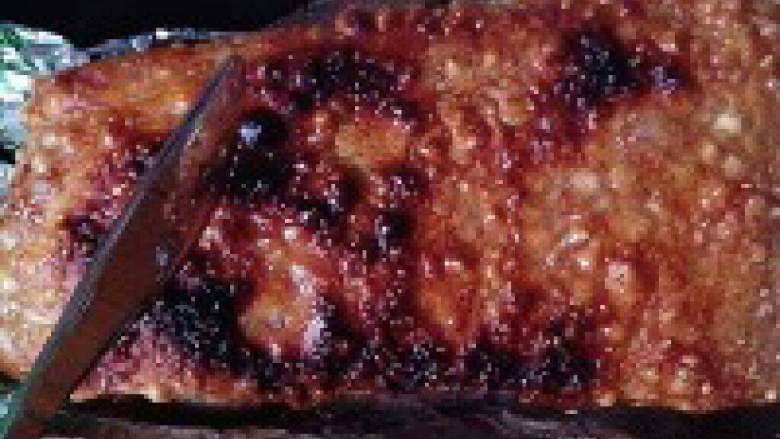 脆皮烧肉,  在烤了第一个过程30-40分钟结束后把烧肉取出，此时表皮会有一些焦黑色，用餐刀刮掉。烤箱继续加热10分钟也是刚才 的度数230度。