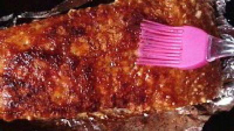 脆皮烧肉,  刮好后在肉皮上刷上一层薄油，然后继续入烤箱烤10分钟，上火烤230度。