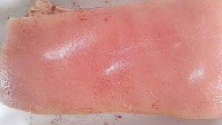 脆皮烧肉,  用手均匀的抹到肉皮表面，抹小苏打是可以让肉皮更酥脆