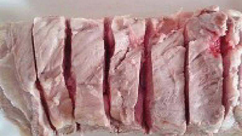 脆皮烧肉, 翻到肉一面把肉划开，划到快接近脂肪时就要停止了。