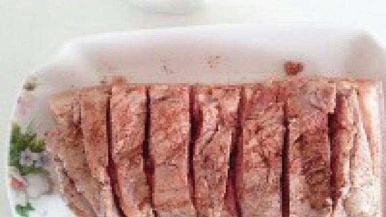 脆皮烧肉,  五香粉抹好后再抹入适量的盐，肉的缝隙、表面与侧面都要抹入。