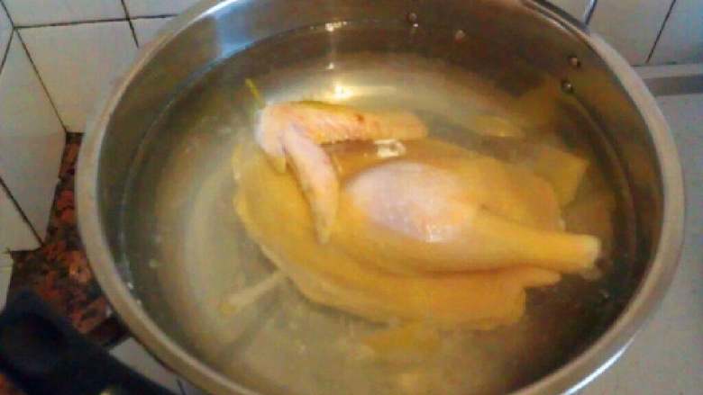 白切鸡,锅内的水开后，把鸡肉放入