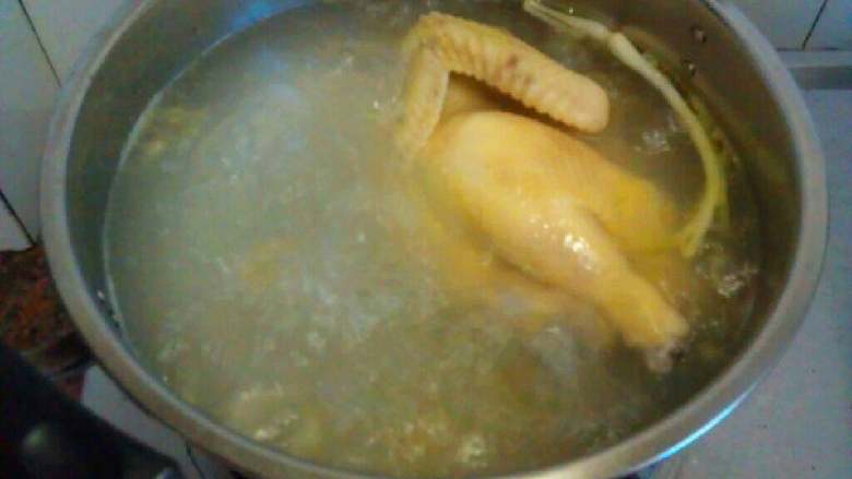 白切鸡,跟着继续把鸡肉放回汤锅内浸泡