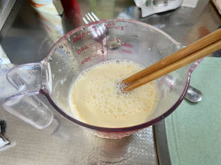 法式牛奶烤吐司,简单的鸡蛋牛奶汁就准备好了，如果想奶味更浓郁，可以加入一点炼乳更好吃