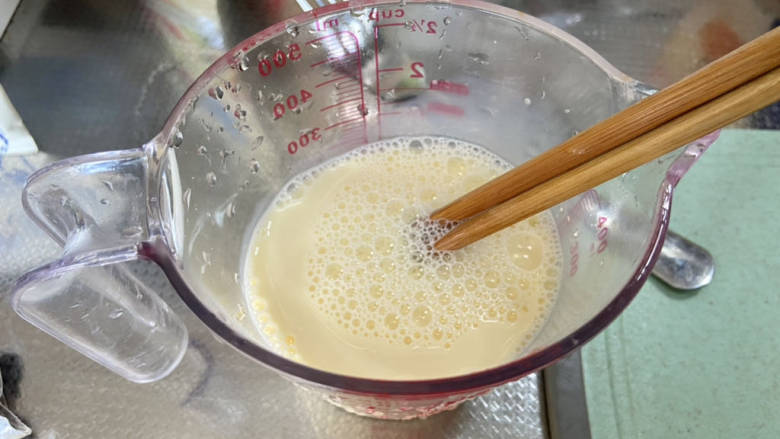 法式牛奶烤吐司,简单的鸡蛋牛奶汁就准备好了，如果想奶味更浓郁，可以加入一点炼乳更好吃