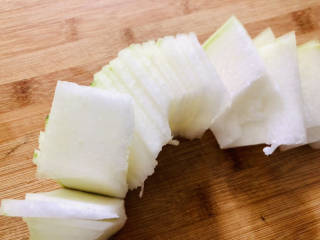 冬瓜瘦肉汤,准备一块冬瓜，去掉瓜皮用清水冲洗干净，切成薄片。