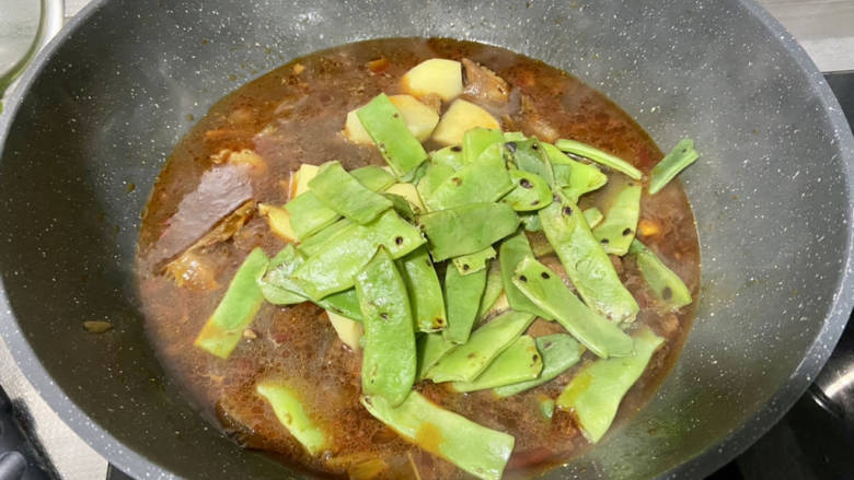豆角焖卷子➕排骨豆角土豆焖卷子,加入土豆块和豆角煮开