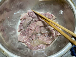 爆炒猪腰,再加入一汤匙淀粉，一茶匙食用油抓匀腌制10分钟