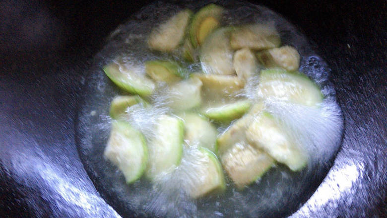 丝瓜花蛤汤,加入清水煮至沸腾