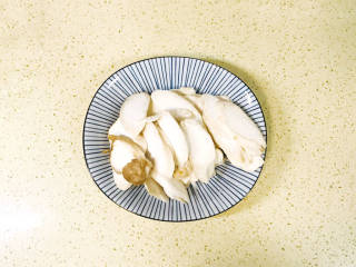 虾仁豆腐煲,杏鲍菇洗净，切成薄片