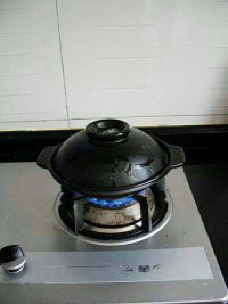 广式腊味煲仔饭,盖上锅盖，大火煮开，转中小火焖制20分钟左右。