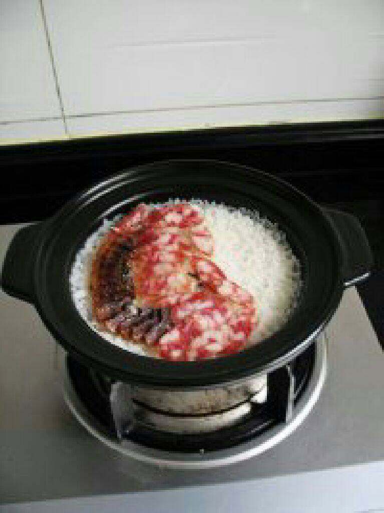 广式腊味煲仔饭,开盖，放入腊肠、腊肉，盖上锅盖，中小火继续焖10分钟。