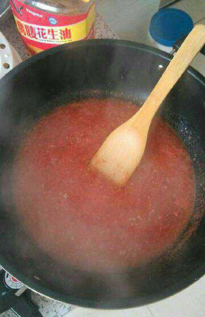 番茄汁鱼汤,加入开水煮开