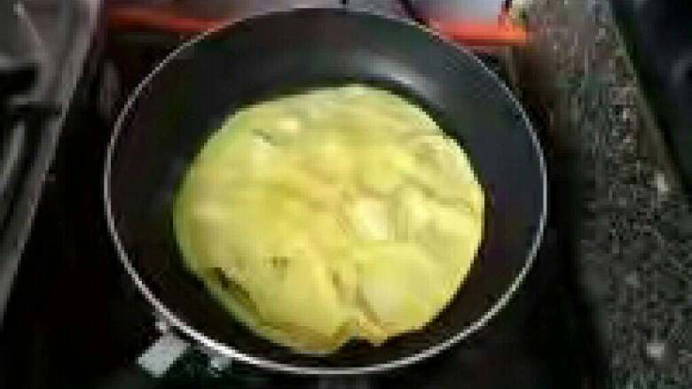 火腿蛋丝粥,平底锅加入少许油烧热，然后倒入鸡蛋液。