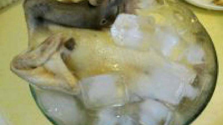 粤式白切鸡,捞起鸡把鸡浸泡在冰水里，再加上冰块，这样浸泡15-20分钟