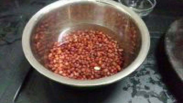 陈皮红豆沙,将泡好的好豆洗净。