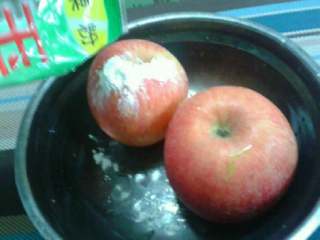 苹果玉米胡萝卜汤,苹果用生粉把皮洗干净