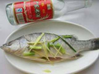 清蒸鲈鱼,用盐、白胡椒粉、广东米酒抹均匀，撒上葱姜腌制10分钟