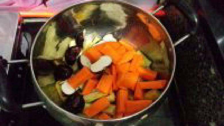 马蹄胡萝卜甘蔗汤, 将甘蔗、胡萝卜、马蹄放入锅内。