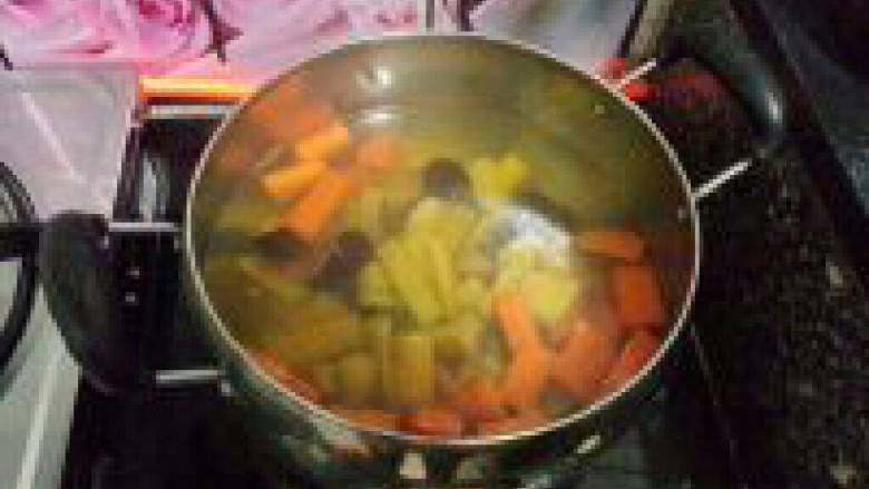 马蹄胡萝卜甘蔗汤,煮至甘蔗出味即可。（大概半小时左右）