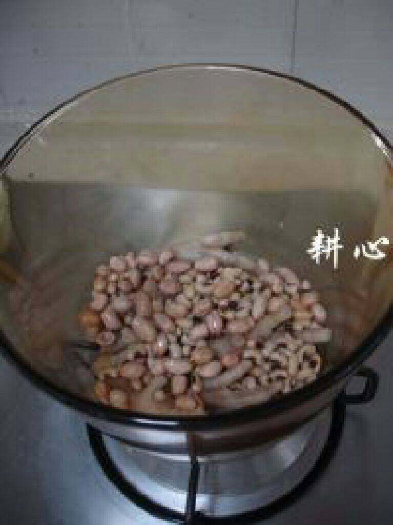 眉豆花生煲鸡脚,全部食材放入煮锅中。