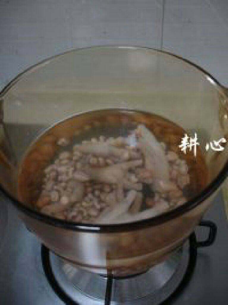 眉豆花生煲鸡脚,加入1500ml的清水（两人的分量）。