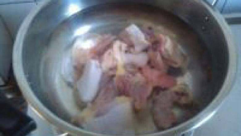 椰子鸡汤,放入开水锅中焯去血沫。