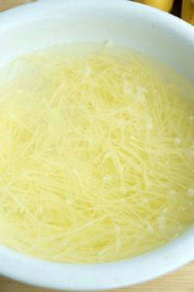 金丝香蕉球,将切好的土豆丝用清水洗去土豆表面的淀粉，捞出沥干